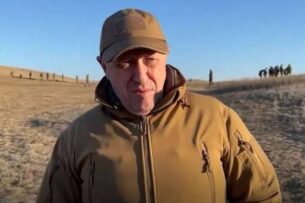 Глава ЧВК «Вагнер» записал видео на фоне десятков трупов бойцов и назвал военное руководство России «тварями»