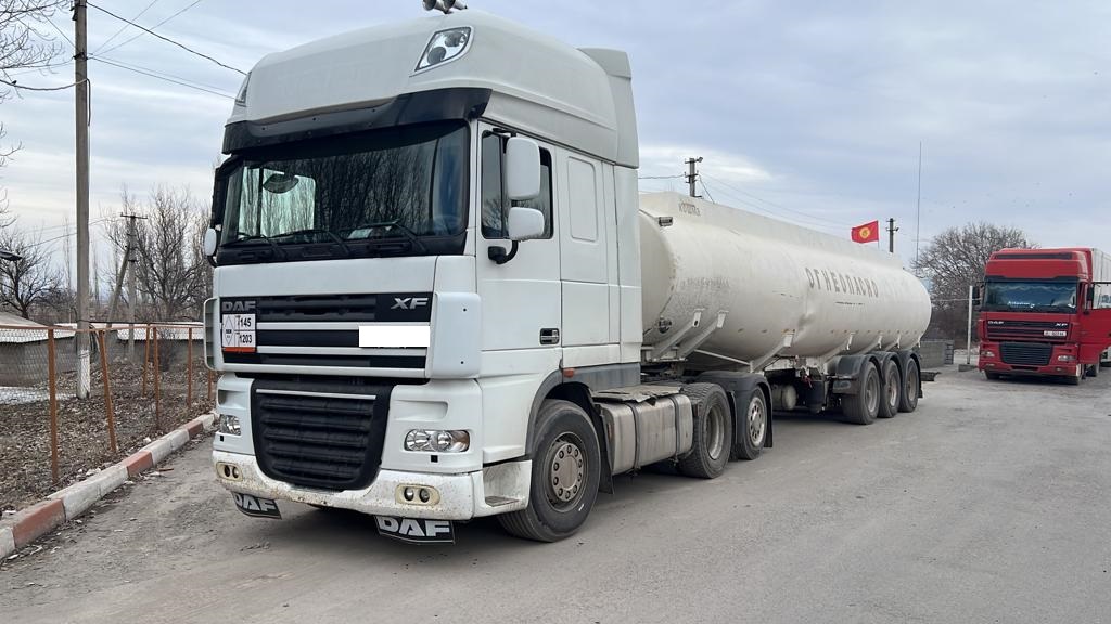 Вблизи кыргызско-казахской границы задержаны 2 большегрузные автомашины с контрабандным дизтопливом