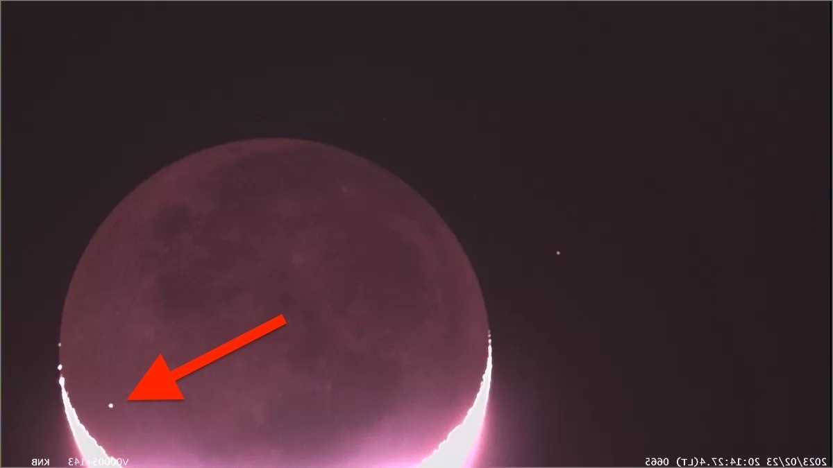 Падает ли луна. Фото Луны. Падение метеорита на луну. Луна и земля. Неопознанный летающий объект.
