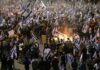 Десятки тысяч протестующих вышли на улицы в Израиле после отставки министра обороны