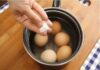 Зачем на самом деле солят воду при варке яиц и стоит ли это делать