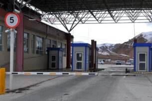Две фирмы в сговоре с должностными лицами Погранслужбы Кыргызстана незаконно собирали деньги от водителей фур на КПП «Иркештам-Автодорожный»
