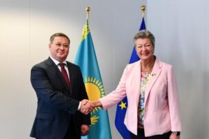Казахстан и Евросоюз начали консультации об облегчении визового режима для казахстанцев