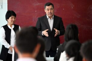 Садыр Жапаров внепланово принял участие в уроке по истории развития религий в одной из школ Бишкека
