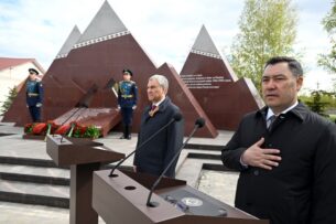 Садыр Жапаров открыл мемориал воинам-кыргызстанцам в городе Ржев
