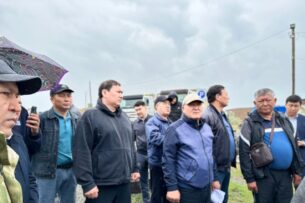 Комитет Жогорку Кенеша ознакомился с деятельностью компаний, занимающихся разработкой песчано-гравийной смеси на территории горы Боз-Болток
