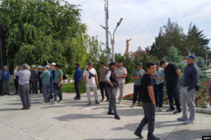 В Баткене провели митинг не получившие зарплату строители пострадавших домов