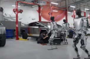 Илон Маск продемонстрировал новые возможности роботов-гуманоидов Tesla Bot
