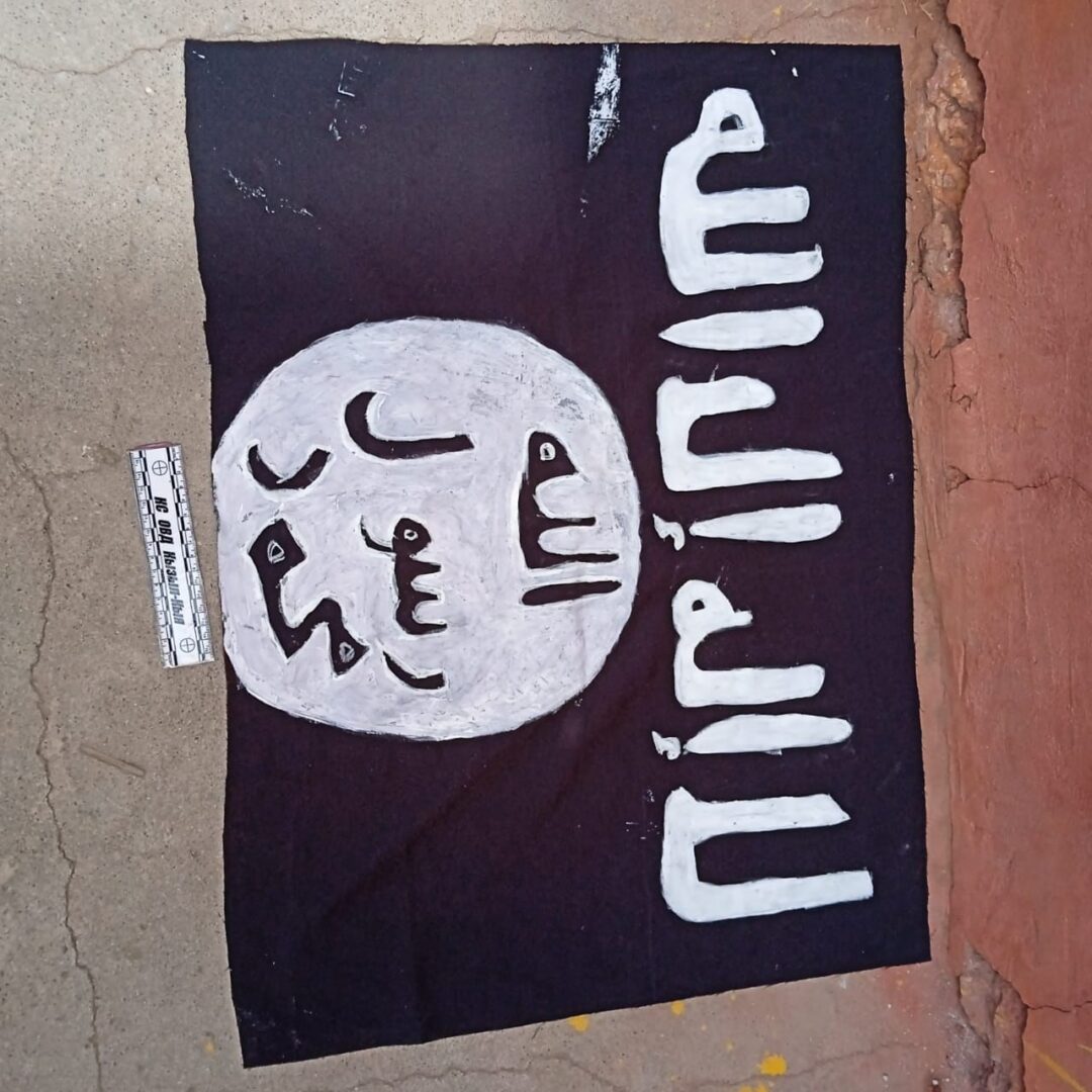 В городе Кызыл-Кия на территории школы обнаружили флаг ИГИЛ