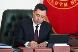 Садыр Жапаров подписал указ о снижении тарифов ставки страховых взносов