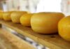 Итальянские производители пармезана начали чипировать головки сыра
