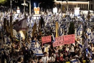 В Тель-Авиве перед поездкой премьера в США снова люди вышли на акцию протеста
