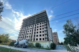 Компания мэра Бишкека незаконно строит жилой комплекс на территории дома престарелых — СМИ