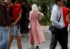 Учениц в платьях исламского фасона абайя не пустили во французские школы