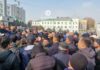 В Оше вышли на акцию протеста торговцы рынков. Они против ККМ и налоговой политики