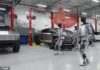 Робот Tesla напал на инженера компании