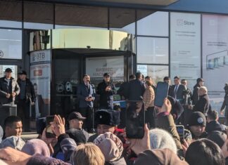 Садыр Жапаров приехал на «Дордой», чтобы встретиться с протестующими торговцами