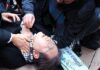 Лидер южнокорейской оппозиции получил ножевое ранение в шею во время посещения Пусана