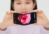 Samsung показала гнущийся в обе стороны смартфон