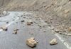 На 410 км автодороги Бишкек — Торугарт в результате землетрясения на проезжую часть упали камни и глинистые отвалы