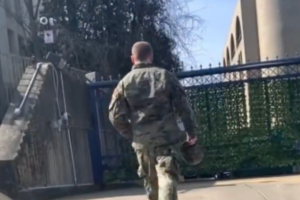 Аарон Бушнелл идет к воротам посольства Израиля [Screengrab/Al Jazeera]