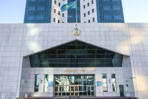 Минэкономкоммерции Кыргызстана сообщило о договоренности с Казахстаном не вводить ограничения и запреты