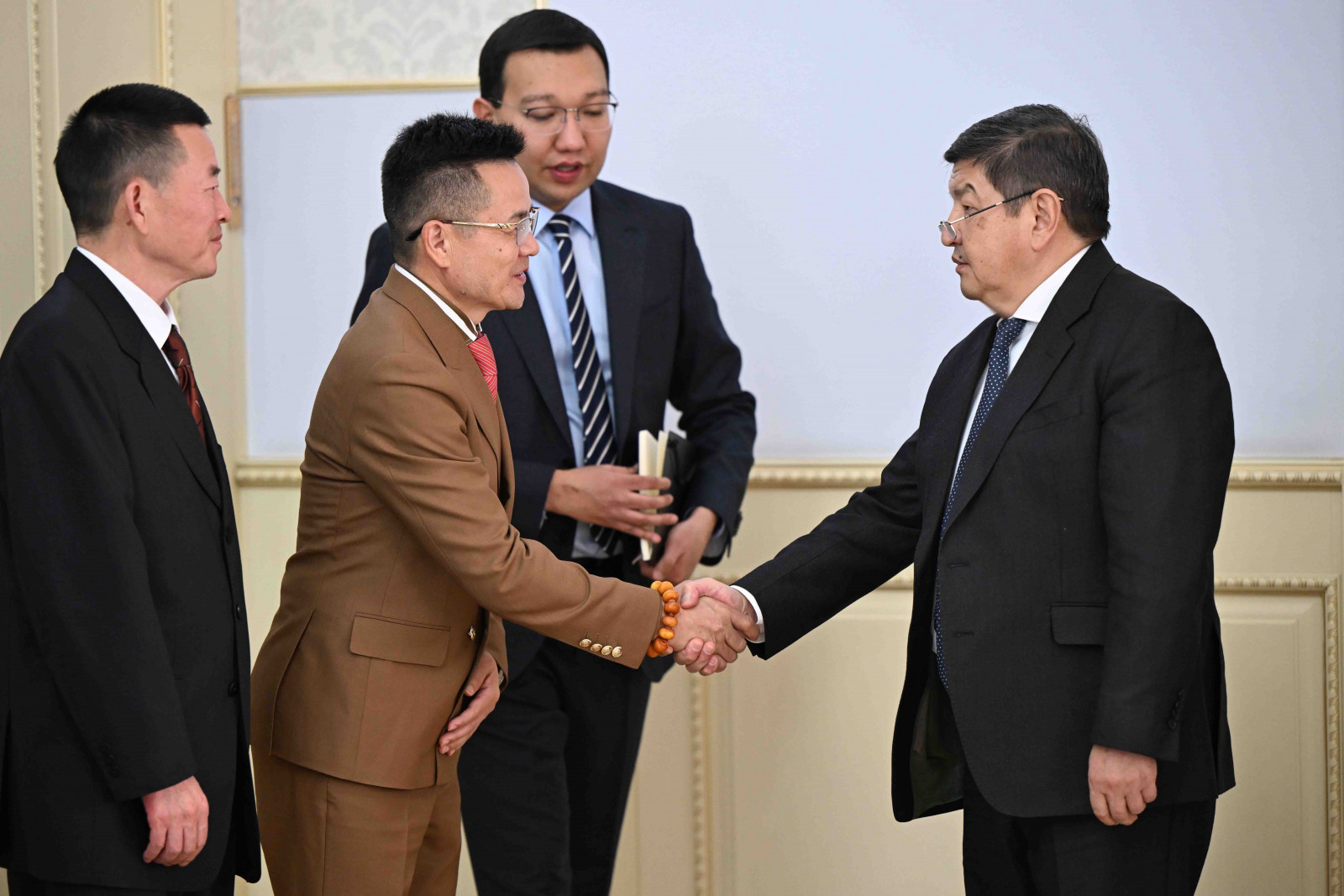Акылбек Жапаров встретился с представителями китайской компании по созданию "Почта-Банка"