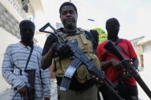 Банды Гаити напали на полицейскую академию и аэропорт. Самолет премьер-министра сел в соседнем Пуэрто-Рико