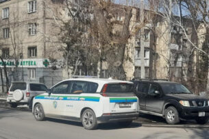 Мэрия Бишкека напоминает, что за парковку на зеленой зоне предусмотрен штраф