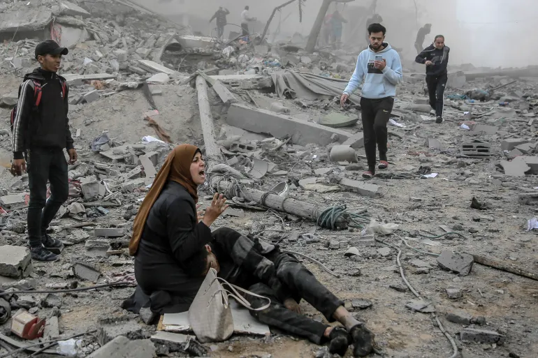 Надвигающийся голод на севере сектора Газа полностью рукотворный, заявил глава ООН. Израильские силы усилили налеты на мирных палестинцев