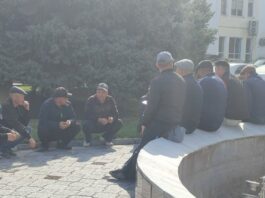 Работники «Бишкекасфальтсервиса» провели митинг у мэрии