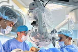 Врачи продолжили оперировать пациентку, несмотря на сильное землетрясение в Алматы