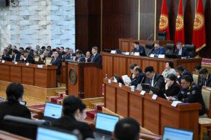 Жогорку Кенеш заслушивает информацию кабмина по вопросам развития социально-экономической сферы Кыргызстана