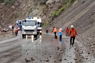 На некоторых участках автодороги Бишкек-Ош зафиксированы падения камней и песка