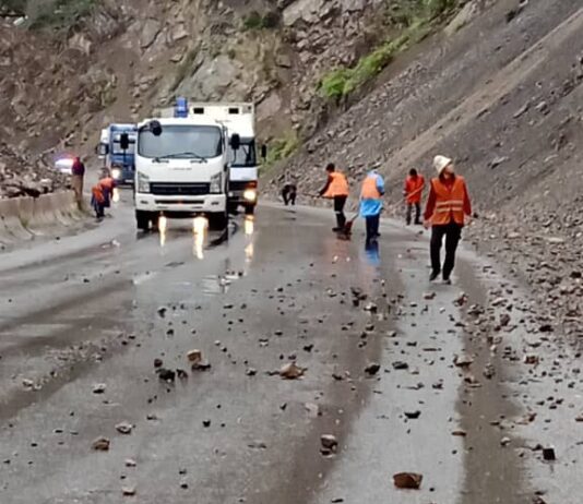 На некоторых участках автодороги Бишкек-Ош зафиксированы падения камней и песка