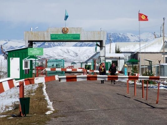 Погранслужба Кыргызстана: На КПП «Каркыра-автодорожный» фиксируются сбои в системе