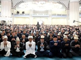 Садыр Жапаров принял участие в праздничном Айт намазе в мечети имени имама Сарахси в Бишкеке