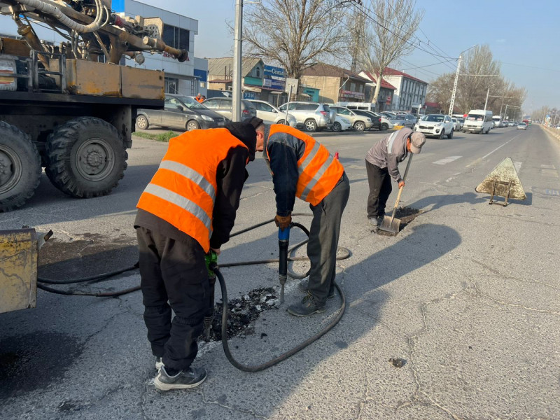 В Бишкеке продолжается ямочный ремонт дорог