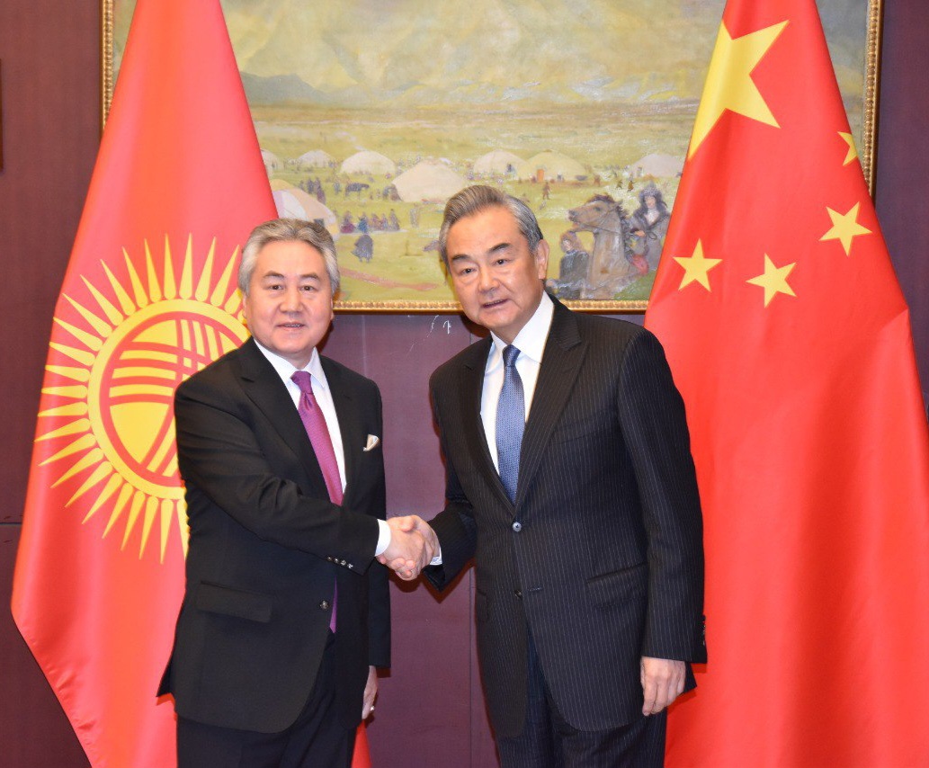 Главы МИД Кыргызстана и Китая обсудили вопросы ускорения строительства железной дороги "Китай-Кыргызстан-Узбекистан"