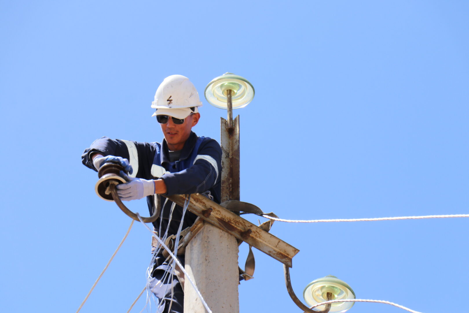 В Чолпон-Атинском РЭС реконструируют старые линии электропередач