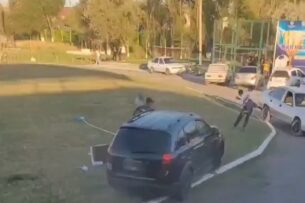 В Узбекистане водитель выехал на футбольное поле, сбил человека и пытался наехать на футболистов