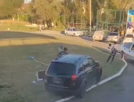 В Узбекистане водитель выехал на футбольное поле, сбил человека и пытался наехать на футболистов