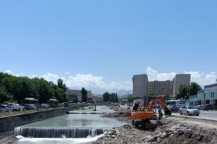 В Бишкеке очищают русло реки Ала-Арча