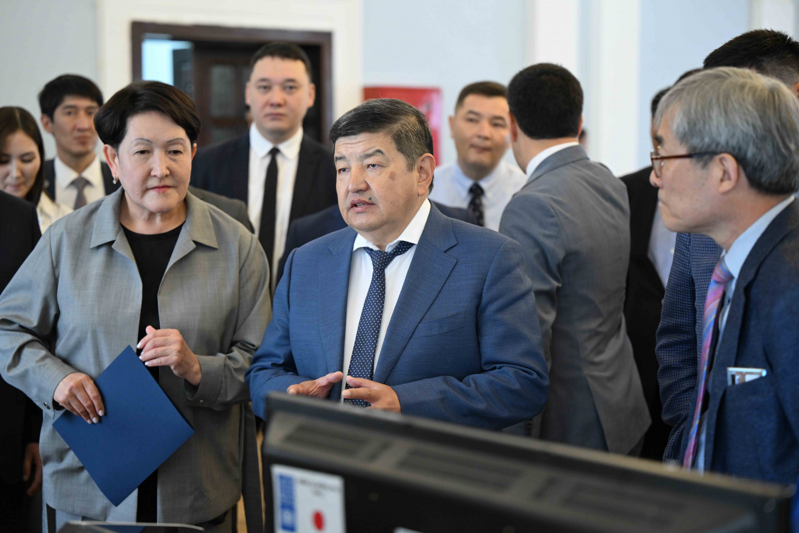 Акылбеку Жапарову презентовали модернизированное оборудование идентификации в период выборов
