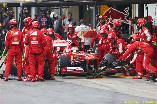 Механики Ferrari меняют колеса быстрее всех