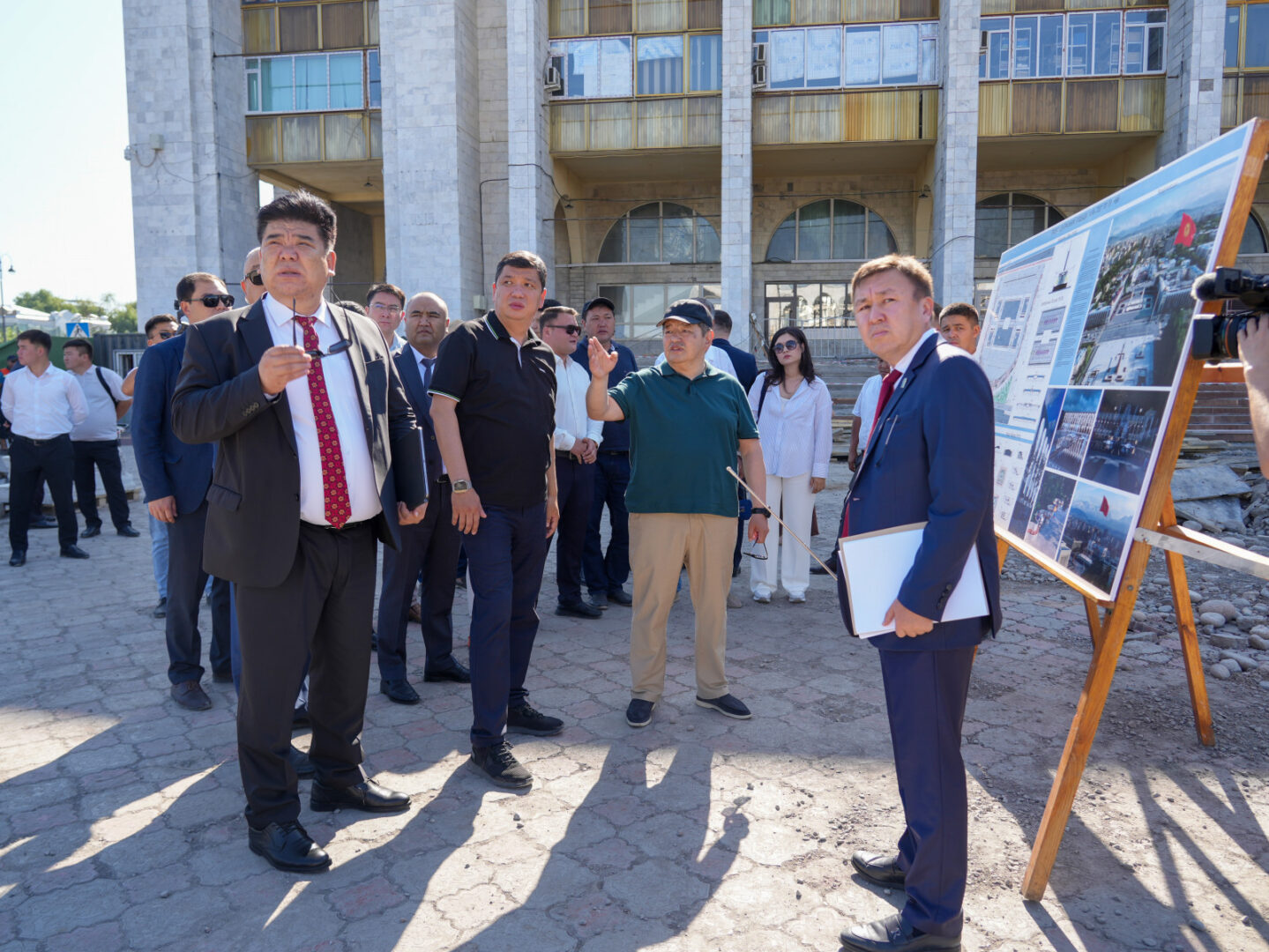 Акылбек Жапаров ознакомился с ходом реконструкции центральной площади 