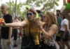 Протестующие против туризма в Барселоне стреляют в туристов водяными пистолетами