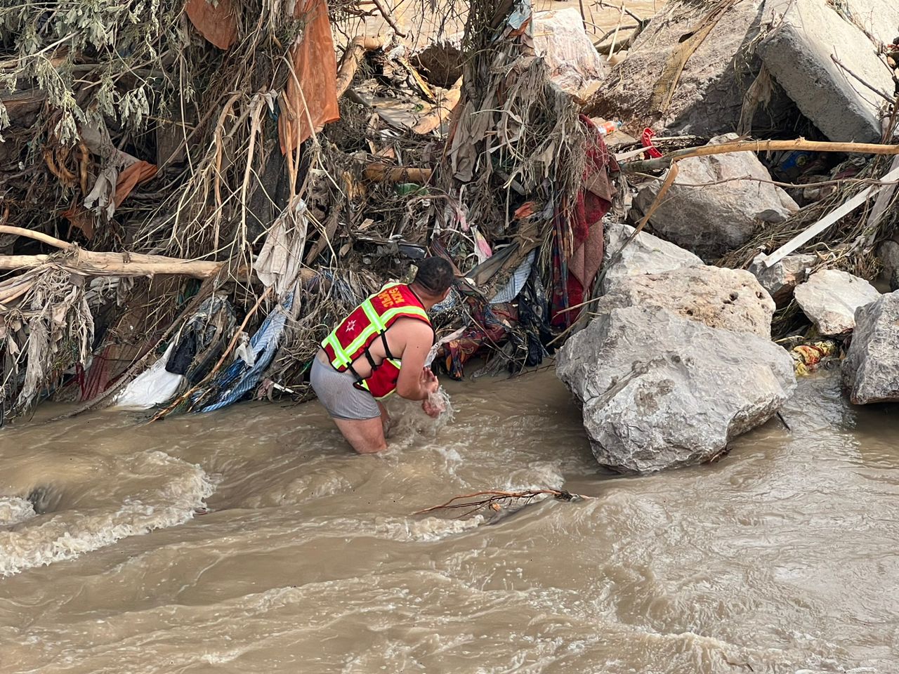 Спасатели нашли тело женщины, которую унесло селевым потоком в Оше