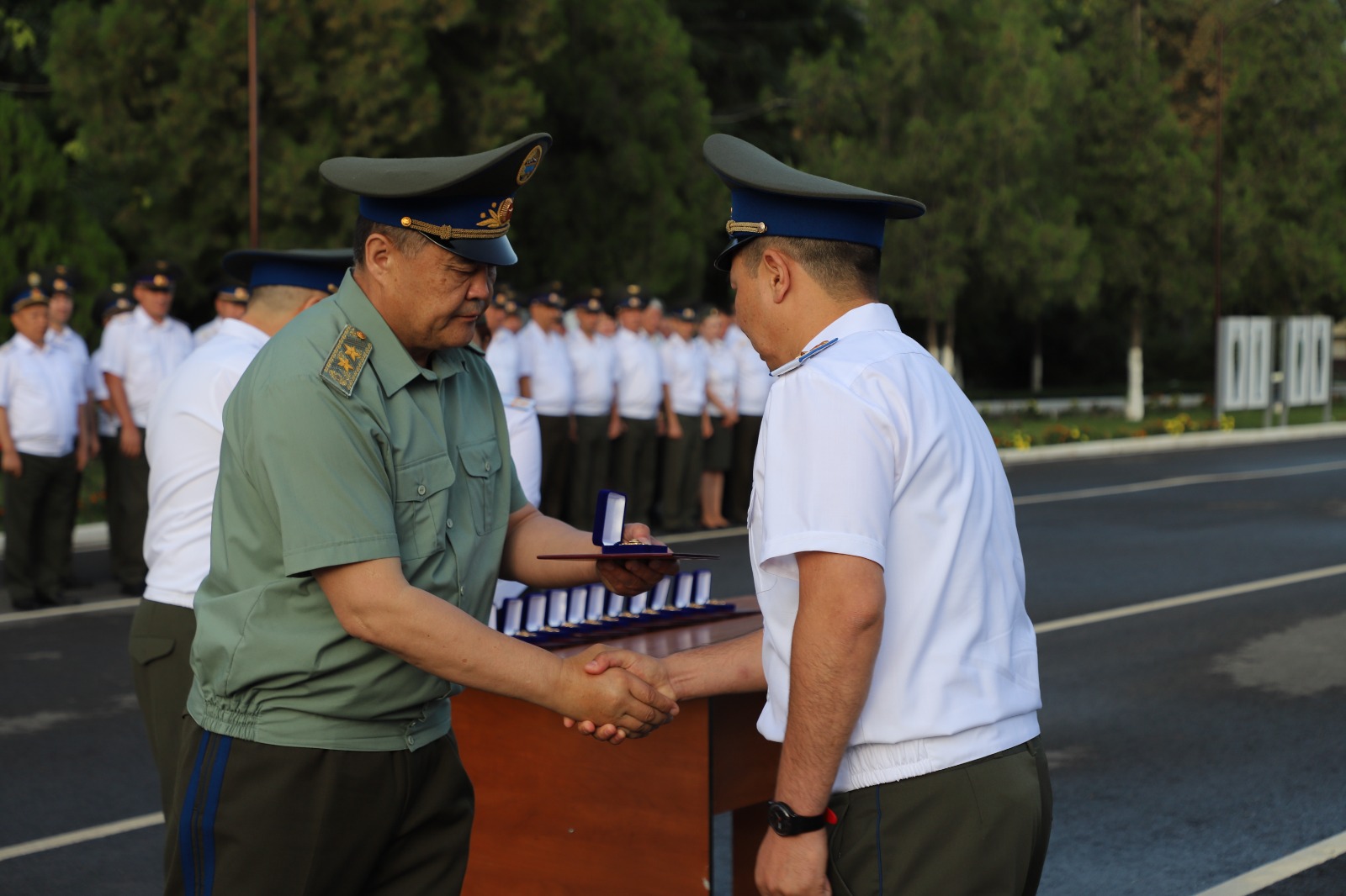 Камчыбек Ташиев вручил первые воинские звания и дипломы выпускникам военно-учебных заведений ФСБ и Академии ГКНБ