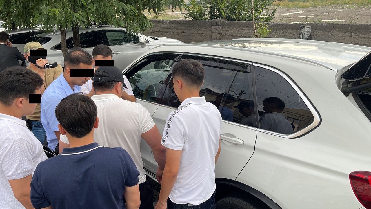 В Бишкеке при получении взятки задержан сотрудник Госкадастра